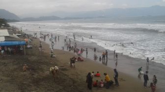 Wisatawan Asal Jakarta Terseret Ombak dan Nyaris Tenggelam di Pantai Citepus Sukabumi