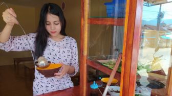 Penjual Bakso Cantik di Bandung Ini Mampu Jual Seratusan Mangkok per Hari