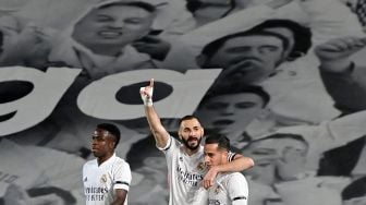 Penyerang Real Madrid Karim Benzema merayakan golnya dengan rekan setimnya setelah mencetak gol selama pertandingan sepak bola Liga Spanyol antara Real Madrid melawan Barcelona di Stadion Alfredo di Stefano, Madrid, Sabtu waktu setempat atau Minggu (11/4/2021) dini hari WIB
JAVIER SORIANO / AFP
