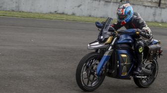 Jurnalis melakukan uji coba motor listrik Anubis Cruisercross saat peluncuran di Sirkuit Sentul, Kabupaten Bogor, Jawa Barat, Senin (12/4/2021).  ANTARA FOTO/Yulius Satria Wijaya
