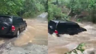 Niatnya Menyebrang Sungai, Mobil Mewah Ini Malah Berakhir Mengapung Terbawa Arus