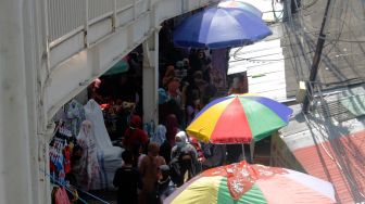 Suasana di bawah jembatan layang di Pasar Tanah Abang, Jakarta Pusat, Senin (12/4/2021). [Suara.com/Dian Latifah]
