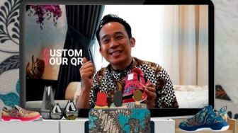 Denny Cagur Bikin Sepatu Batik Unik, Kalau Dipindai Muncul Gombalannya