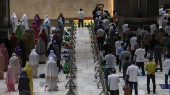 Warga melaksanakan ibadah shalat tarawih di Masjid Istiqlal, Jakarta Pusat, Senin (12/4/2021). [Suara.com/Alfian Winanto]