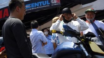 Biasa Naik Vespa Kini Jajal Motor Listrik, Wabup Uu: Ternyata Enak