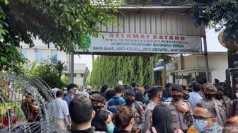 Gara-gara Habib Rizieq, Warga Urus Sidang Numpuk di Luar PN Jakarta Timur
