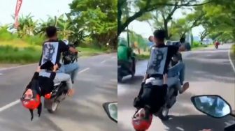 Viral Pasangan Naik Motor Jumping, Kepala Nyaris Libas Aspal, Tetap Ngegas!