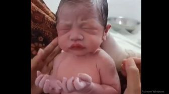 Viral Video Bayi Nampak Berdoa dan Tersenyum Usai Dilahirkan