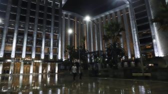 Warga meninggalkan area masjid usai melaksanakan ibadah shalat tarawih di Masjid Istiqlal, Jakarta Pusat, Senin (12/4/2021). [Suara.com/Alfian Winanto]