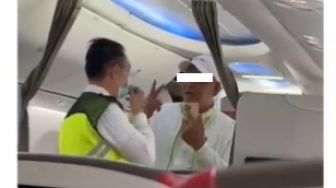 Viral Penumpang Ngamuk ke Pramugara Pesawat: Yang Gaji Kau Penumpang