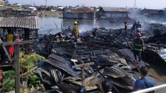 Detik-detik 10 Rumah Semi Permanen di Belawan Ludes Terbakar