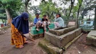 Anak-anak SD Ikut Bersihkan Makam, Alasannya Bikin Terharu