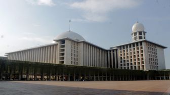 Suasana Masjid Istiqlal Jakarta, Senin (12/4/2021). [Suara.com/Dian Latifah]