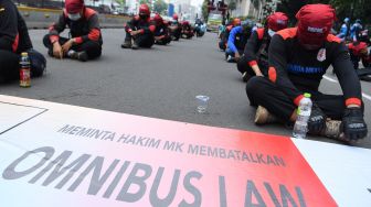 Sejumlah buruh yang tergabung dalam Konfederasi Serikat Pekerja Indonesia (KSPI) berunjuk rasa di kawasan Patung Kuda, Jakarta, Senin (12/4/2021). ANTARA FOTO/Hafidz Mubarak 