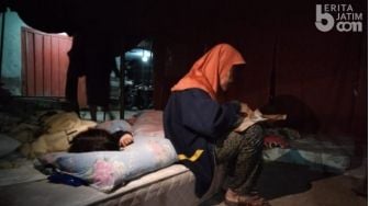 Korban Gempa Malang Tetap Bersyukur Bisa Sahur Pertama di Tenda Pengungsian