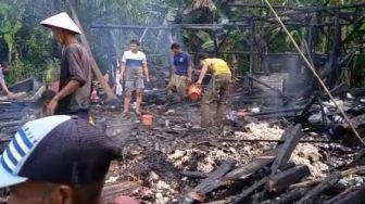 Ditinggal Daftarkan Anak Sekolah, Rumah Warga Cikesik Ludes Terbakar