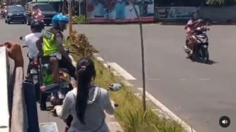 Pede! Tak Pakai Helm Berhenti Dekat Polisi, Auto Kena 'Skak Mat'