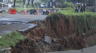 Jalan Amblas di Grand Depok City Mulai Diperbaiki