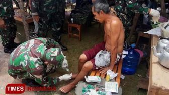 Door to Door, TNI Rawat Korban Gempa Malang yang Terluka