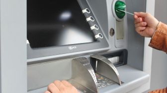 Viral Pengguna ATM Antre Lama Hingga Setengah Jam, Alasan di Baliknya Bikin Terenyuh