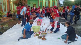 Menengok Buka Puasa Pertama Pengungsi Gempa di Malang