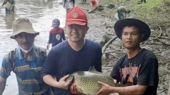 Tradisi Ramadhan di Pagaralam, Warga Turun ke Tebat Tujuh Beku Tangkap Ikan