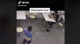 Sedang Santap Makanan, Piring Pria Ini 'Ketambahan Lauk' Gegara Ulah Bocil