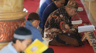 Sejumlah umat muslim bertadarus pada hari pertama bulan suci Ramadhan 1442 Hijriah di Masjid Agung Baitul Makmur Meulaboh, Aceh Barat, Aceh, Selasa (13/4/2021).  ANTARA FOTO/Syifa Yulinnas