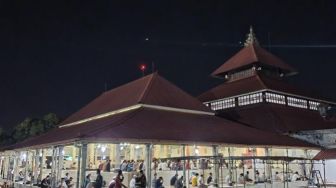 Suasana Salat Tarawih di Masjid Gedhe Kauman Digelar Dengan Terapkan Prokes