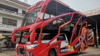 Modifikasi Ini Bikin Tepuk Jidat, Toyota Hilux Diubah Mirip Bus Jadi-jadian