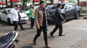 Aktor Sandy Tumiwa saat ditemui di Polda Metro Jaya, Jakarta Selatan, Selasa (13/4/2021). [Suara.com/Alfian Winanto]