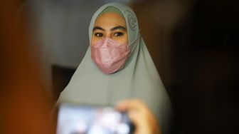 Viral Pria Diduga Lecehkan Pakaian Muslim, Kartika Putri Geram: Gak Ada Bahan Bercandaan Lain?