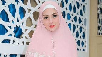 Profil Lengkap Celine Evangelista, Ajari Anak Salat Tarawih Meski Anut Katolik