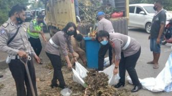 Pascabencana NTT, Polisi Dikerahkan Bersihkan Sampah di Kota Kupang