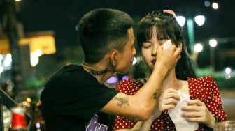 5 Aksi Simpel Pria yang Ternyata Bikin Wanita Tergila-gila, Kamu Gentleman!