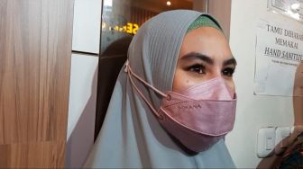 Kartika Putri Menangis Haru Suami Sembuh dari Covid-19