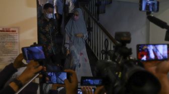 Aktris Kartika Putri usai menjalani mediasi di Polda Metro Jaya, Jakarta Selatan, Rabu (14/4/2021). [Suara.com/Alfian Winanto]