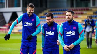 Kejanggalan Foto Resmi Barcelona: Coutinho Photoshop, Pique Beda Sendiri