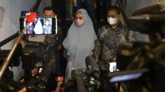 Aktris Kartika Putri menemui awak media usai menjalani mediasi di Polda Metro Jaya, Jakarta Selatan, Rabu (14/4/2021). [Suara.com/Alfian Winanto]