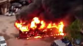 Asap Pekat Membumbung Tinggi, Bus di Pademangan Ludes Terbakar