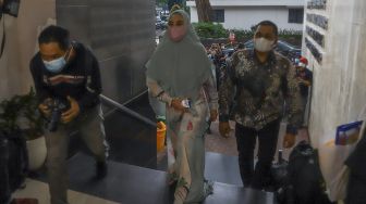 Aktris Kartika Putri saat tiba di Polda Metro Jaya, Jakarta Pusat, Rabu (14/4/2021). [Suara.com/Alfian Winanto]