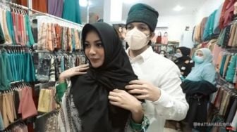 Modis Abis! 3 Gaya Hijab Aurel Hermansyah selama Honeymoon