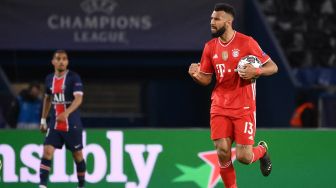 Penyerang Bayern Muenchen Eric Maxim Choupo-Moting (kiri) melakukan selebrasi setelah mencetak gol pada  pertandingan sepak bola antara Paris Saint-Germain (PSG) melawan Bayern Muenchen di Stadion Parc des Princes, Paris, Selasa waktu setempat atau Rabu (14/4/2021) dini hari WIB.
FRANCK FIFE / AFP
