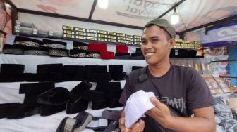 Penjual Songkok di Makassar Berharap Berkah Ramadhan di Tengah Pandemi