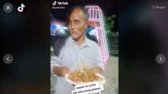 Dapat Pesanan Sate 84 Tusuk, Bapak Ini Apes Pembelinya Malah Kabur