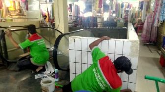 Ditegur Wali Kota Eva Dwiana, Petugas Langsung Bersihkan Pasar Bambu Kuning