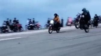 Video Ngeri Gadis Berjilbab Terpelanting Saat Ikut Balap Liar di Pantai