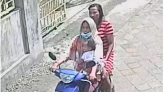 Miris! Dua Wanita Curi Motor Sembari Gendong Anak, Aksinya Terekam CCTV