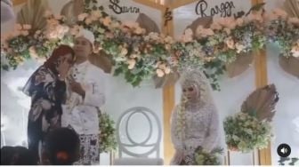 Suami Foto Mesra dengan Wanita Lain, Ekspresi Pengantin Wanita jadi Sorotan