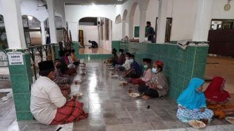 Tradisi Jelang Buka Puasa, Cerita di Balik Bagi Bubur Gratis Masjid Kauman